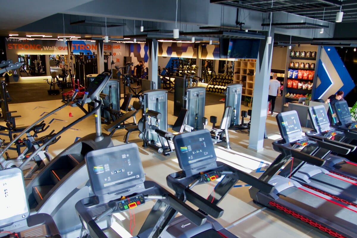 Área de cardio moderna com esteiras e bicicletas