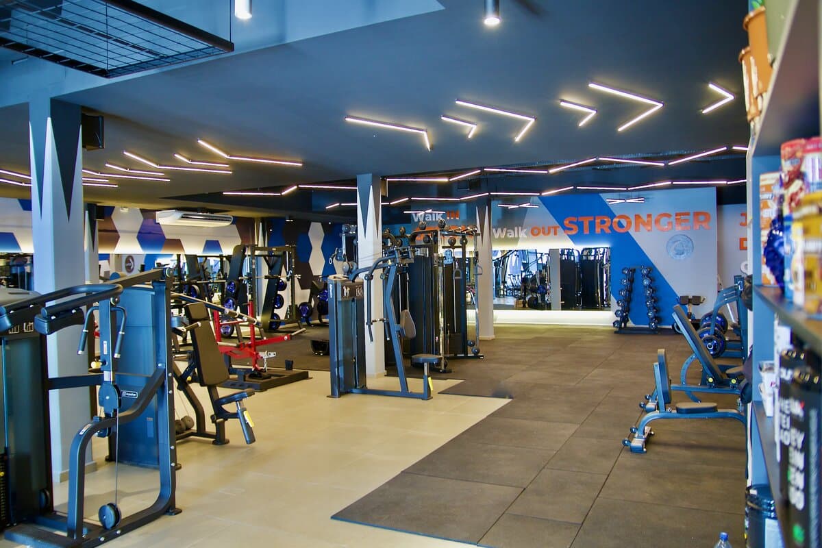 Sala de musculação da Upfit com equipamentos e iluminação em LED