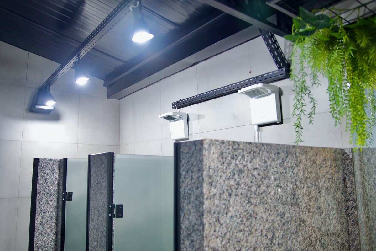 Vestiários com chuveiros modernos