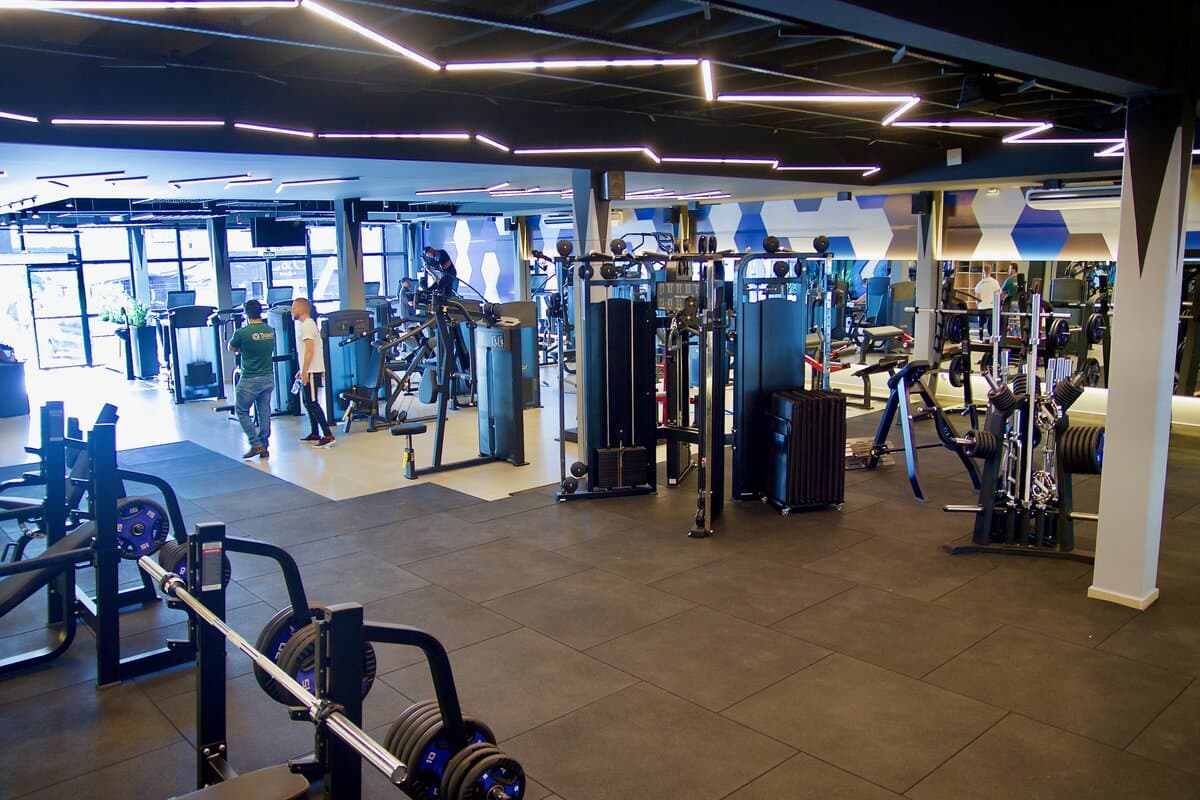 Área de musculação completa com equipamentos modernos